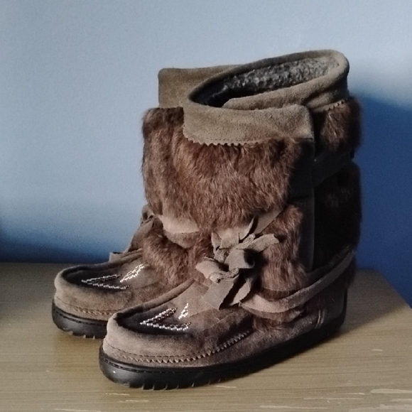 Manitobah Mukluks Shoes - New Manitobah Mukluks Moss Green Suede And Fur Beaded Boots 37